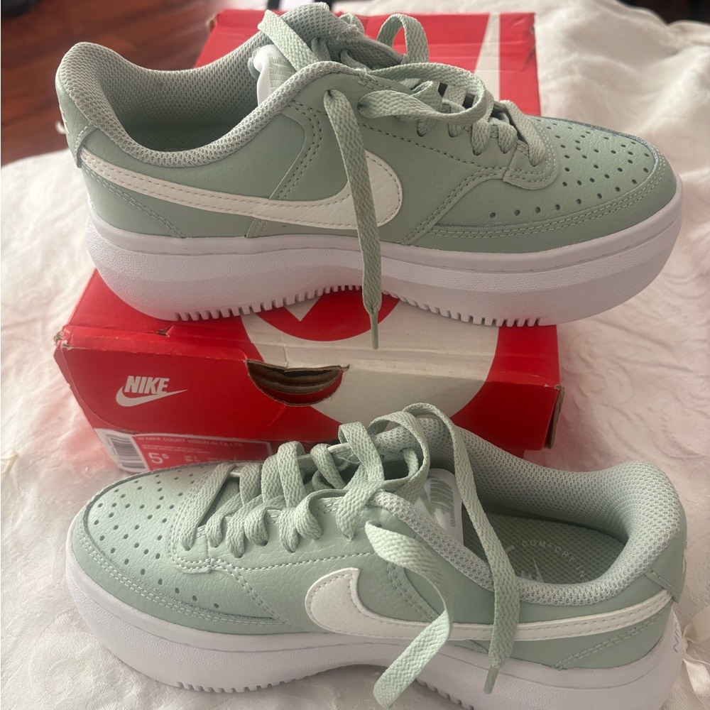 Womens Nike Court Vision Alta LTR Size 5.5
Seafoam Summit white